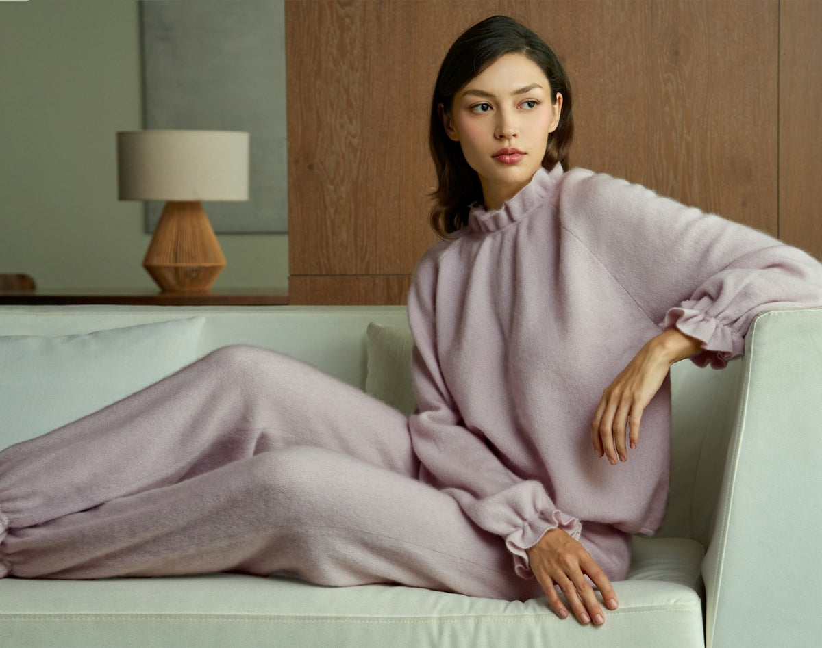 Mujer relajada en pijama en su sillón